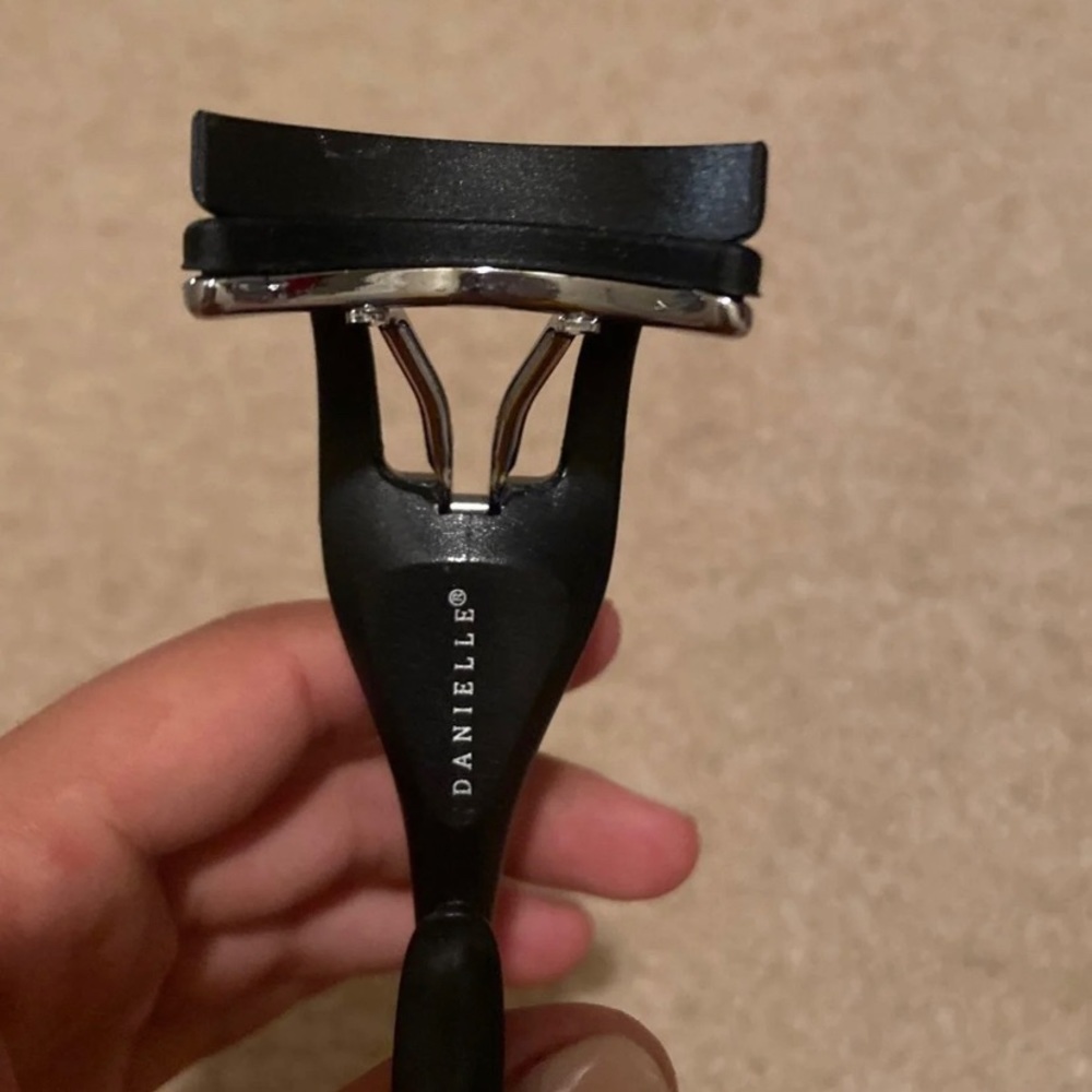 Eyelash curler